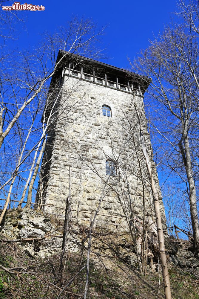 Immagine Torre in pietra nelle campagne di Kaufbeuren, Germania.