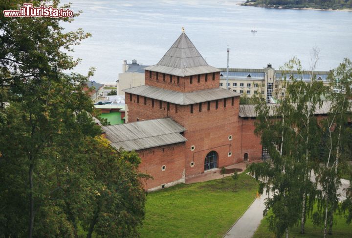 Immagine La Torre Ivanovskaya si trova tra le torri Chasovaya e Belaya lungo le mura del complesso del Cremlino di Nizhny Novgorod, Russia - foto © Sever180 / Shutterstock.com