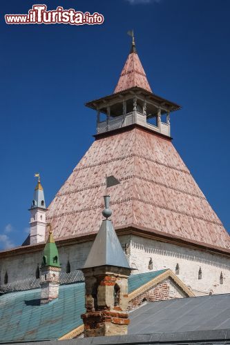 Immagine Torre Cremlino a Rostov Velikij, Mosca - Giunto sino ai nostri giorni in tutto il suo splendore, il Cremlino domina con il suo skyline la città di Rostov tant'è che lo si può ammirare praticamente da ogni luogo della bella località che si affaccia sulle sponde del Lago Nero. Qui la torre della cittadella fortificata © Lev Levin / Shutterstock.com