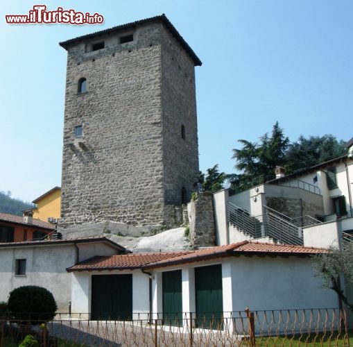 Immagine La storica Torre Lantieri a Paratico sul Lago di Iseo - © Di Luca Giarelli - CC BY-SA 3.0 - Wikipedia