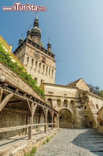 Immagine La Torre dell'Orologio a Sighisoara, in Romania, venne costruita nel 14° secolo. E' alta 64 metri, una delle 9 torri più alte della città, un importante monumento architettonico e storico di Sighisoara - radub85 / Bigstockphoto