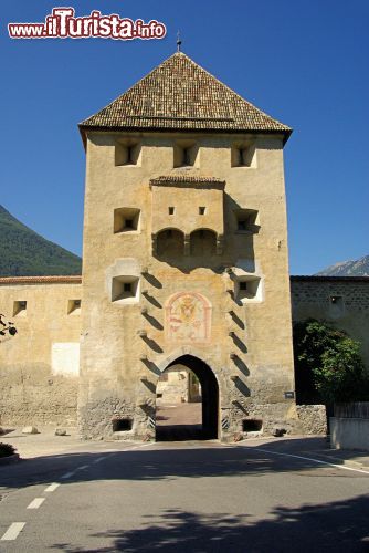 Immagine Una torre medievale a Glorenza, Alto Adige. Situata a 907 metri sul livello del mare, questa graziosa città si caratterizza per le mura medievali perfettamente conservate: abbracciata da possenti fortificazioni che la proteggono e allo stesso tempo creano un'atmosfera suggestiva, ha un'organizzazione urbanistica tipica del medioevo anche se lo stile architettonico della maggior parte degli edifici è del XVI° secolo - © LianeM / Shutterstock.com