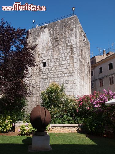 Immagine Torre medievale a Porec, Croazia. Si trova all'inizio della via centrale della cittadella: costruita alla metà del XV° secolo in stile gotico, è caratterizzata da un bel leone veneziano in rilievo - © Jarno Gonzalez Zarraonandia / Shutterstock.com