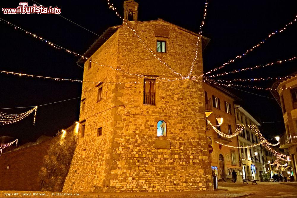 Immagine Torre medievale by night nel centro storico di San Casciano in Val di Pesa, Firenze, illuminata in occasione del Natale - © Simona Bottone / Shutterstock.com