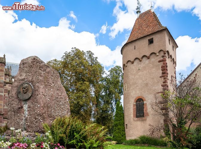 Immagine Una torre medievale nei pressi della chiesa di St. Pierre a Obernai in Alsazia - © Sergey Kelin / Shutterstock.com