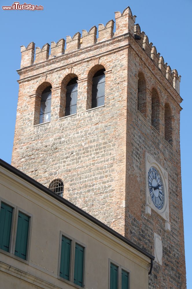 Immagine Torre medievale con orologio a Monselice, Veneto, Italia. Costruita nel 1244, assieme a altre opere di difesa e di fortificazione su richiesta di Federico II°, la torre civica sorge in Piazza Mazzini, un tempo Piazzetta del Municipio.