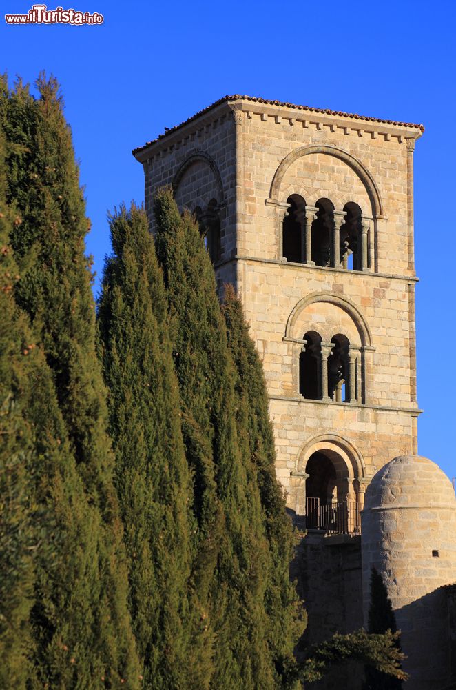 Immagine Torre medievale e cipressi nella storica cittadina di Trujillo, Spagna. Qui nel 1541 è nato il celebre Francisco Pizarro, fondatore della città di Lima, capitale del Perù.
 