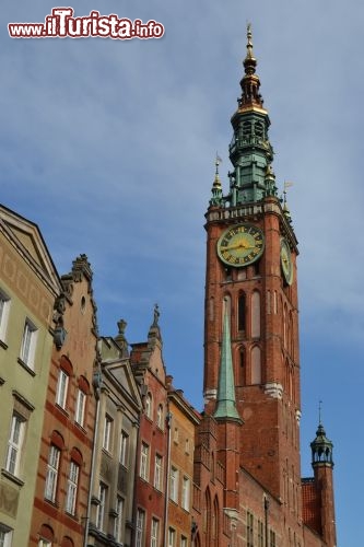 Immagine Torre del Municipio, Danzica: siamo sulla Ulica Długa, nel cuore di Danzica, dominata dalla sagoma inconfondibile della torre del Municipio, o Ratusz Głównego Miasta, su cui svetta l'orologio cittadino.