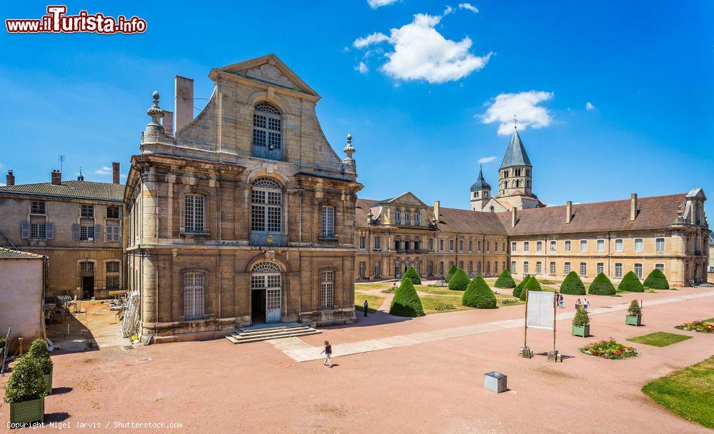 Immagine Torre, orologio dell'acqua santa e Scuola di Arti e Mestieri nell'abbazia di Cluny, Francia - © Nigel Jarvis / Shutterstock.com