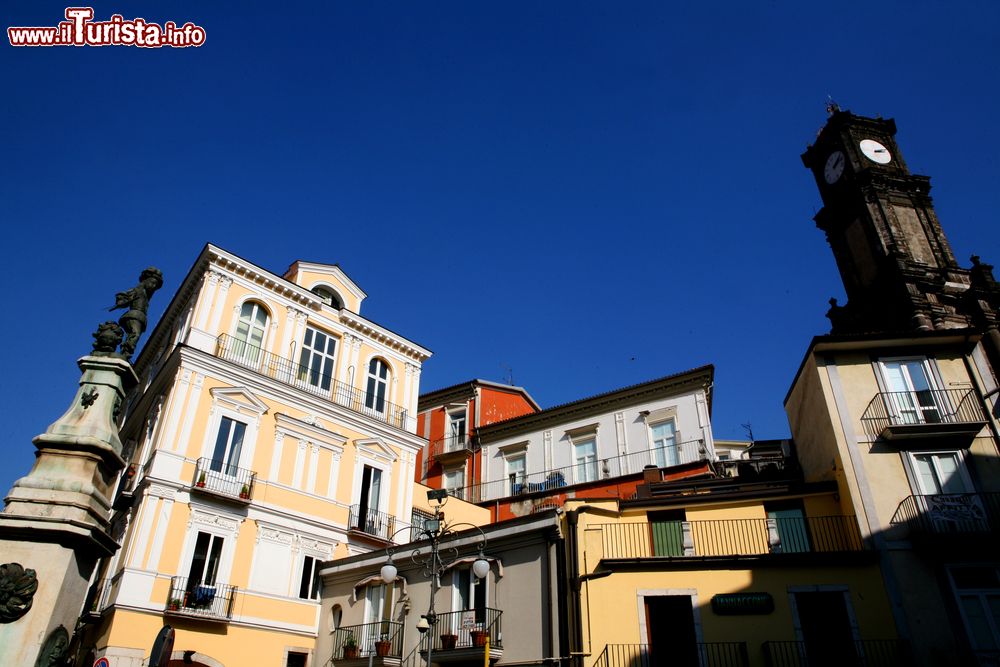 Immagine La Torre dell'Orologio e la statua di Carlo II° d'Asburgo a Avellino, Campania, Italia. Simbolo della città, la Torre dell'Orologio è un monumento in stile barocco che sovrasta Piazza Amendola. A fianco si innalza l'obelisco di Carlo II° noto come il "re di bronzo".