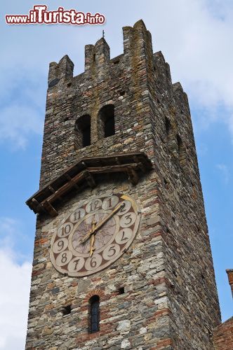 Immagine La torre dell'orologio di Grazzano Visconti, Piacenza - Il bell'orologio che decora la torre in muratura nel centro storico del borgo emiliano inserito nel percorso della Strada dei Vini e dei Sapori dei Colli Piacentini © Mi.Ti. / Shutterstock.com