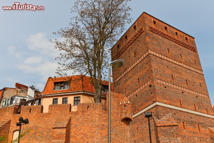 Immagine Torre Pendente di Torun, Polonia. Parte integrante dell'antica cinta muraria di Torun, e quindi del complesso sistema difensivo cittadino, Krzywa Wieza fu costruita fra il XV° e il XVI° secolo. E' caratterizzata da una marcata pendenza in avanti dovuta, probabilmente, al lento e progressivo sprofondamento dato dalla vicinanza al fiume Vistola. E' uno dei simboli più caratteristici della città vecchia - © Joymsk140 / Shutterstock.com