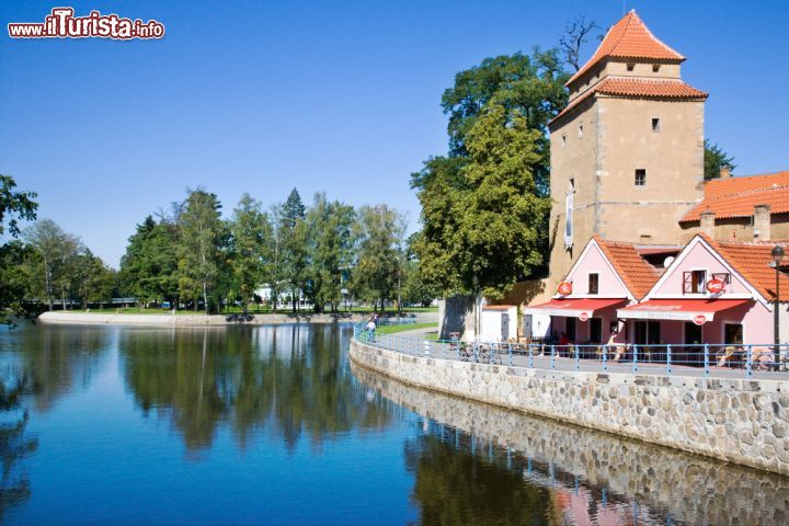 Immagine La torre rappresentata in questa foto risale al XV secolo ed era parte integrante delle fortificazioni medievali della città di Ceske Budejovice. Al suo interno si trovava la prigione - foto © kaprik / Shutterstock.com