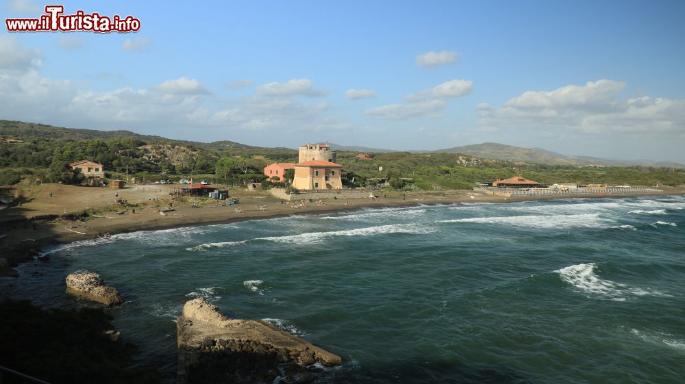 Immagine Torre Puccini o della Tagliata sulla spiaggia di Ansedonia, siamo nella Maremma della Toscana