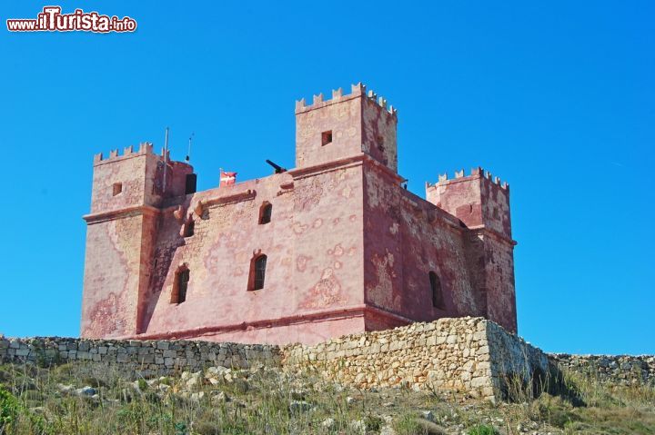 Immagine Torre Rossa di Mellieha, Malta. La sua costruzione sulle pendici della città risale al 1649 su richiesta del Gran Maestro Lascaris che visse per oltre trent'anni nel convento di Malta. Fa parte di un'insieme di torrette di segnalazione fra Valletta e Gozo - © Alizada Studios / Shutterstock.com