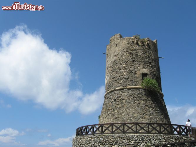 Immagine Torre Ruggiero a Bagnara Calabra, sulla costa tirrenica - © Rollopack - CC BY-SA 4.0 - Wikipedia