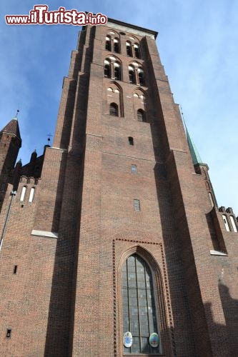 Immagine Torre della Basilica di Santa Maria: nella Główne Miasto di Danzica si trova la chiesa in mattoni più grande al mondo, dedicata a Santa Maria, conosciuta in polacco come Kościół Mariacki.