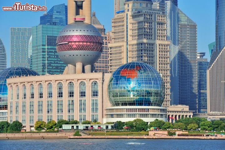Immagine La torre televisiva di Shanghai (Oriental pearl tower)