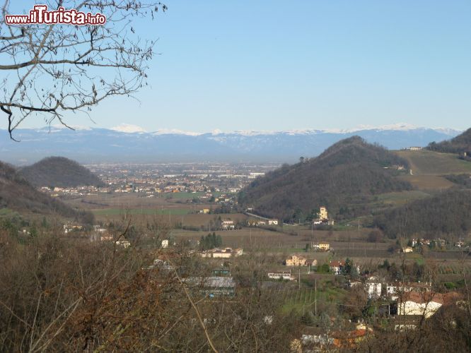 Immagine La cittadina di Torreglia fotografata dai Colli Euganei. Sullo sfondo le Alpi venete - © GDelhey - CC BY-SA 3.0 - Wikimedia Commons.