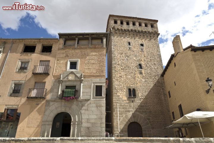 Immagine Torreon de Lozoya a Segovia, Spagna - E' situato al civico numero 5 di Plaza de San Marin e rappresenta una delle principali torri difensive della città. Costruita agli inizi del XIV° secolo si presenta con feritoie e muratura in granito; la facciata ha inoltre un arco a tutto sesto con lo stemma di Aguilar © ribeiroantonio / Shutterstock.com