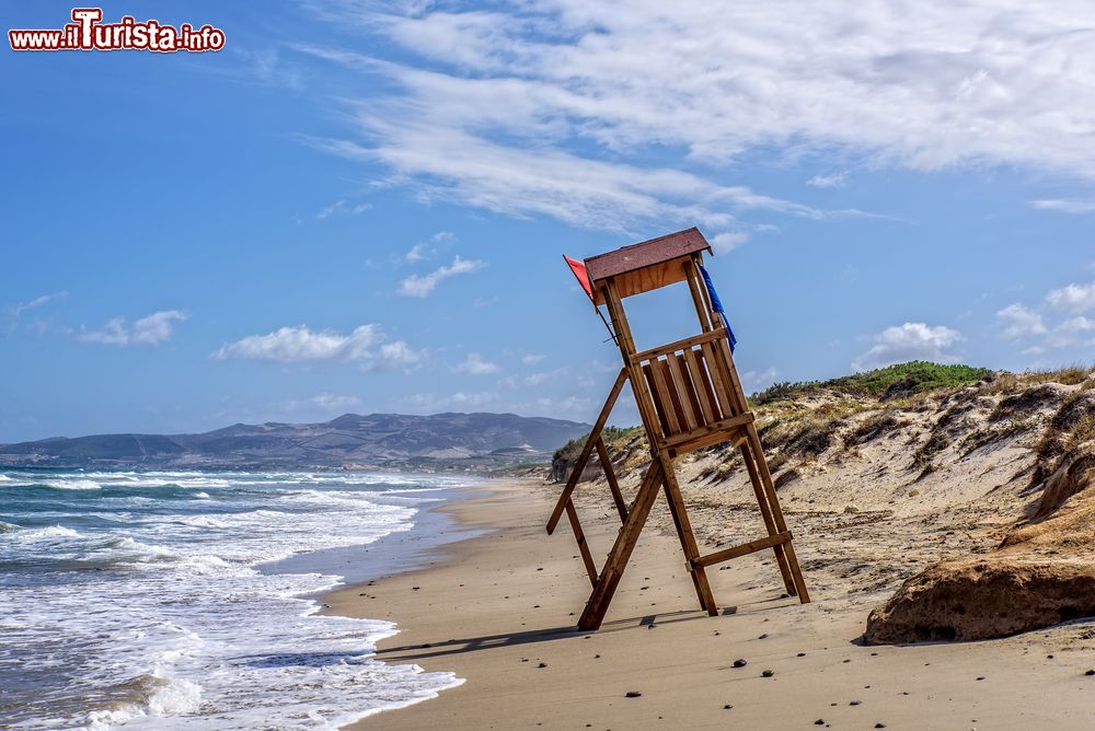 Immagine Torretta di salvataggio sulla spiaggia di Marina di Sorso, Sardegna.