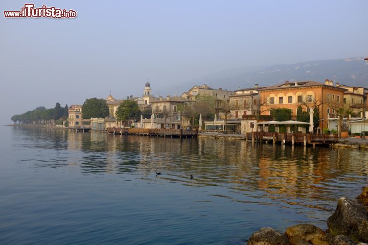 Immagine Torri del Benaco, Lago di Garda (Veneto): durante la dominazione romana fu un centro di importante comunicazione grazie alla sua posizione strategica - © 201464891 / Shutterstock.com