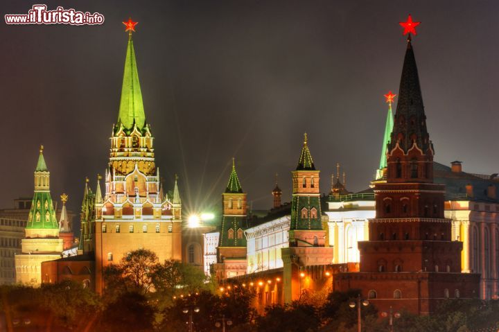 Immagine Torri del Cremlino di Mosca, Russia - Le torri della cittadella fortificata di Mosca illuminate in occasione dei festeggiamenti per il Victory Day celebrato il 9 Maggio, data in cui nel 1945 l'Unione Sovietica annunciò la fine della Seconda Guerra Mondiale e la sconfitta della Germania nazista © Dmitriy Yakovlev / Shutterstock.com