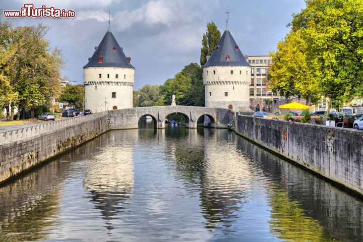 Immagine Le torri di Broel a Kortrijk nelle Fiandre, Belgio. Il ponte che collega le due torri venne distrutto in entrambe le guerre mondiali per essere poi ricostruito - © Sergey Dzyuba / Shutterstock.com