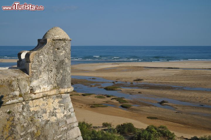 Immagine Torri di guardia a Cacela Velha, Algarve, Portogallo - Questa località dell'Algarve merita una visita sul mare e sulle isole del Parque Natural da Ria Formosa che si estende parallelo alla costa. Fra i punti panoramici più apprezzati vi è la "fortaleza", la fortezza che domina la costa fin dal XVII° secolo © AngeloDeVal / Shutterstock.com