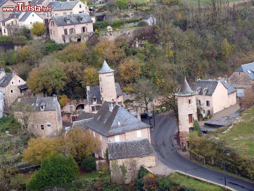 Immagine Torri medievali nel borgo di Bozolus, Midi Pirenei, Francia - © Mairie-bozouls -  CC BY-SA 4.0, Wikipedia