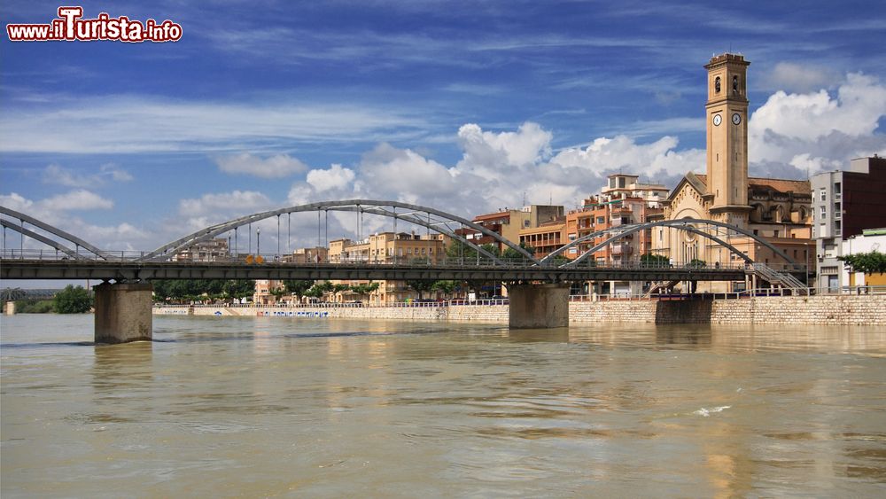 Immagine Tortosa, Catalogna: il fiume Ebro con la cittadina sullo sfondo.