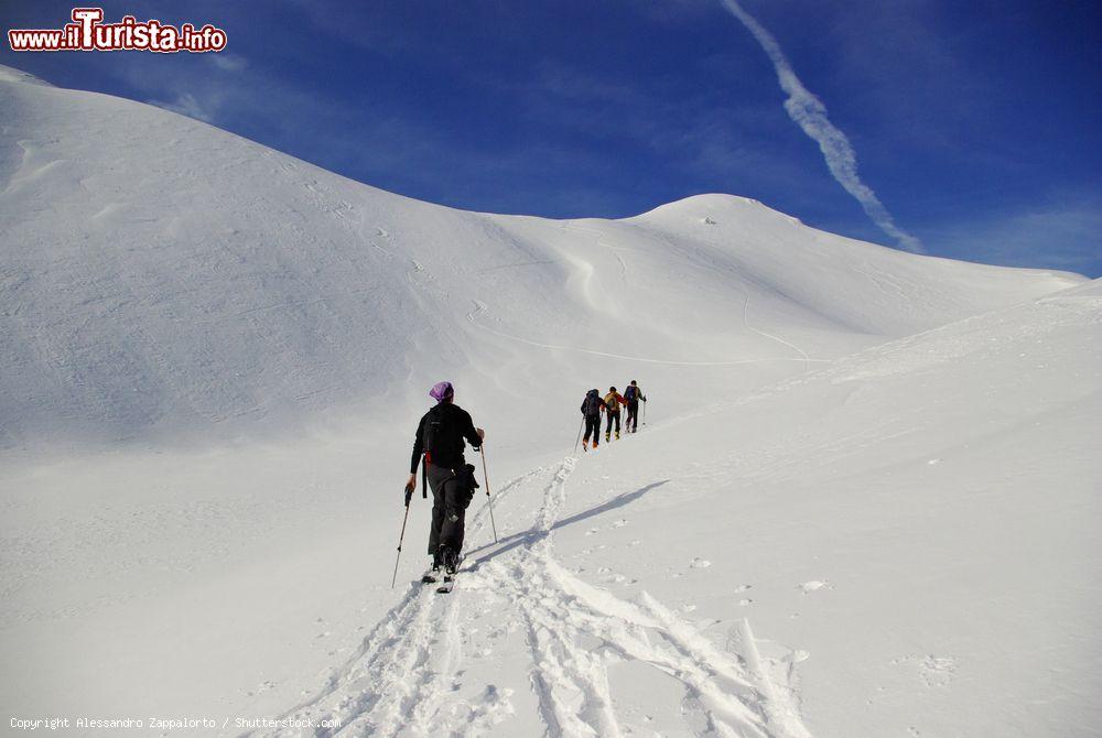 Immagine Un tour con gli sci sugli Appennini innevati, Sestola, Emilia Romagna. Alle pendici del Monte Cimone si trovano diversi punti di partenza per chi pratica escursioni con sci da fondo e sci alpino nei mesi invernali - © Alessandro Zappalorto / Shutterstock.com