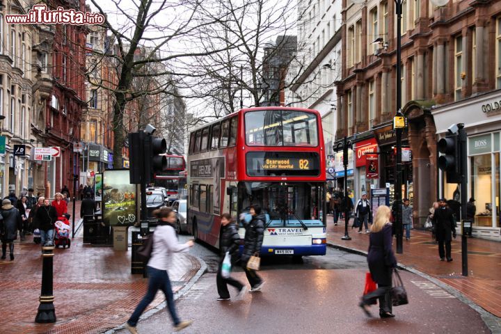 Immagine Tour della città con Travel West Midlands a Birmingham, Inghilterra. E' una delle più grandi compagnie del Regno Unito con circa 40 mila impiegati: TWM fa parte del National Express Group - © Tupungato / Shutterstock.com