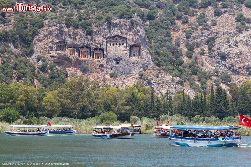 Immagine Tour in barca sul fiume a Dalyan, Turchia. Il tour fra il lago di Koycegiz e la spiaggia di Iztuzu è una delle attività turistiche più popolari di questa città - © EvrenKalinbacak / Shutterstock.com