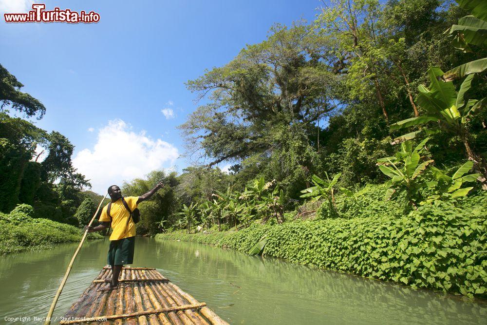 Immagine Tour in rafting sul Martha Brae river nei pressi di Montego Bay, Giamaica. E' una delle principali attrazioni turistiche per chi visita quest'isola dal paesaggio lussureggiante con montagne e foreste pluviali - © Maylat / Shutterstock.com