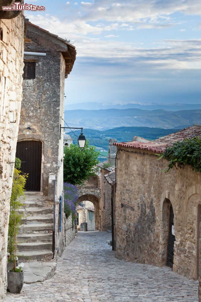 Immagine Tour nel villaggio di Lacoste in Francia, il Mount Ventoux sullo sfondo