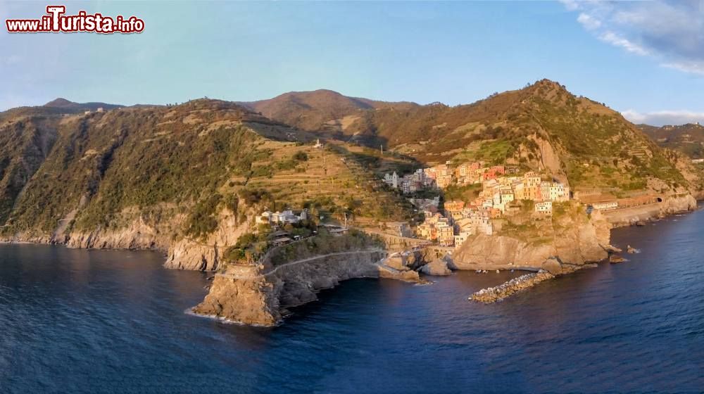Immagine Tour panoramico tra i borghi marinari delle Cinque Terre: in volo davanti a Manarola, Liguria