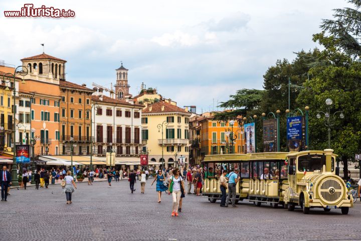 Immagine Tour con trenino turistico nel centro di Verona - Poiché sono moltissimi i turisti che si recano a Verona e provengono anche da ogni parte del mondo, chiaramente i servizi a loro dedicati non potevano essere esigui. Ragion per cui il famoso trenino turistico è una delle prestazioni più in voga e in qualsiasi stagione dell'anno. Comodo, non eccessivamente dispendioso e permette di fare il giro di tutto il centro: perfetto per chi ha poco tempo - © S-F / Shutterstock.com