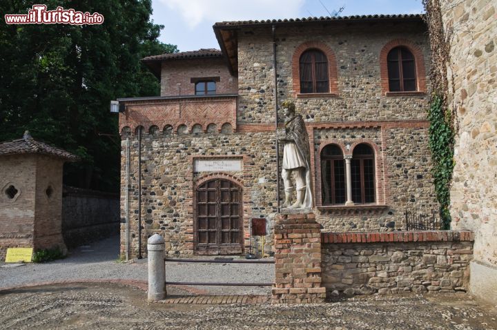 Immagine Tour nel villaggio di Grazzano Visconti, Piacenza - Il borgo offre tutto l'anno interessanti occasioni per una visita soprattutto in tarda primavera e in autunno quando si svolgono anche le principali manifestazioni in costume medievale © Mi.Ti. / Shutterstock.com