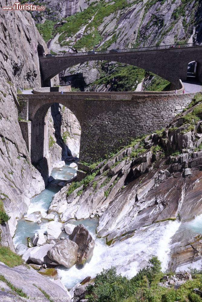 Immagine Tra Goschenen e Andermatt, in Svizzera, si trova il suggestivo Ponte del Diavolo, o Teufelsbrucke - © Stefano Ember / Shutterstock.com