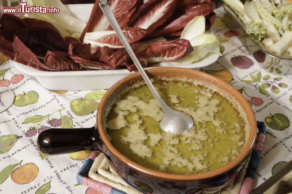 Immagine Tra le tradizioni ed i prodotti tipici di Monale la Bagna cauda rappresenta la regina dell'inverno