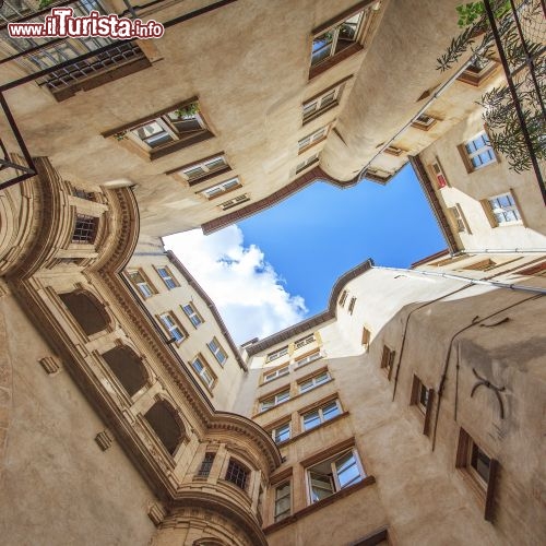 Immagine Vista tra i palazzi di Lione attraversando un traboules, Francia - Foto di Prochasson Frederic