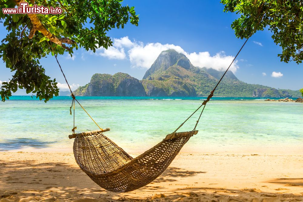 Immagine Una tradizionale amaca intrecciata a mano sulla spiaggia di Palawan, Filippine.