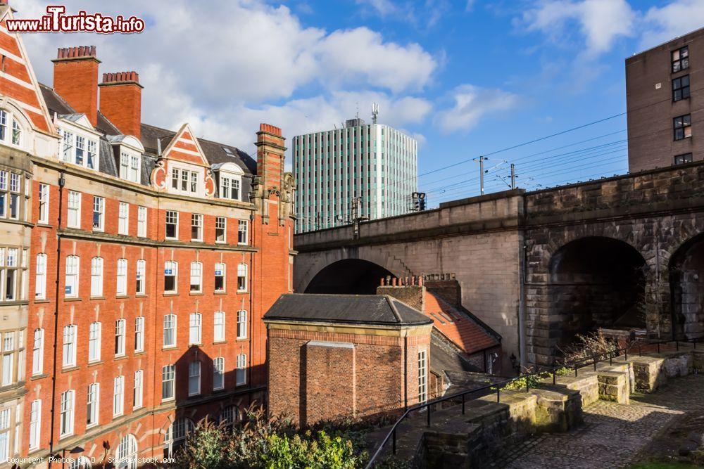 Immagine Tradizionale architettura lungo una strada di Newcastle upon Tyne, Inghilterra. Da notare i comignoli in mattoni stretti e alti  - © Photos by D / Shutterstock.com