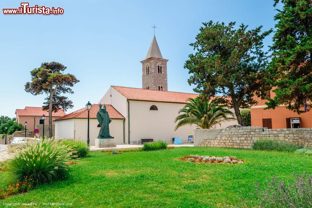 Immagine Tradizionale architettura nella piazza della città di Nin, Croazia. Situata nei pressi di Zara, questa località ha un centro storico con diametro di soli 500 metri con case in pietra a vista - © nomadFra / Shutterstock.com