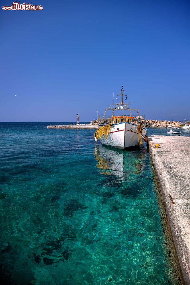 Immagine Una tradizionale barca di pesacatori in legno al porto dell'isola di Donoussa, Grecia.