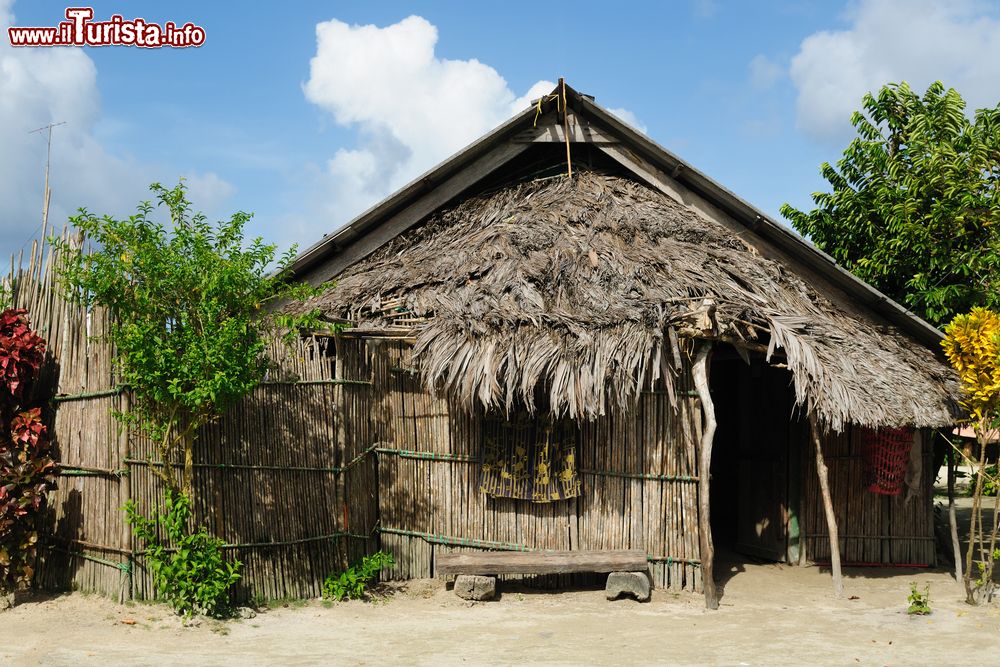 Immagine Una tradizionale capanna kuna con il tetto in paglia sull'isola Tigre a San Blas, Panama. Su questo territorio dell'arcipelago panamense abita il popolo indigeno kuna.