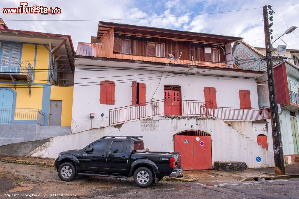 Immagine Una tradizionale casa a Cayenne, Guyana Francese. Questa graziosa cittadina è una delle più grandi della Guyana Francese: nella sua area metropolitana si concentra la maggior parte della popolazione di tutto il dipartimento - © Anton_Ivanov / Shutterstock.com