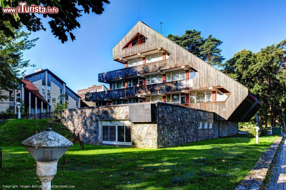 Immagine Una tradizionale casa lituana in legno nella campagna di Juodkranté - © Yevgen Belich / Shutterstock.com