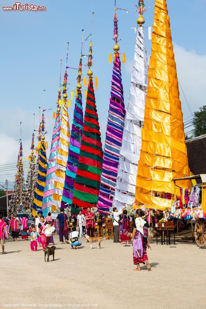 Immagine La tradizionale cerimonia di Salak Yom a Lamphun, Thailandia. Ogni anno questo evento della durata di tre giorni si svolge a Wat Prathat Hariphunchai e in alcuni templi nelle vicinanze della cittadina. E' dedicato alle donne della minoranza Tai Yong - © Chirawan Thaiprasansap / Shutterstock.com